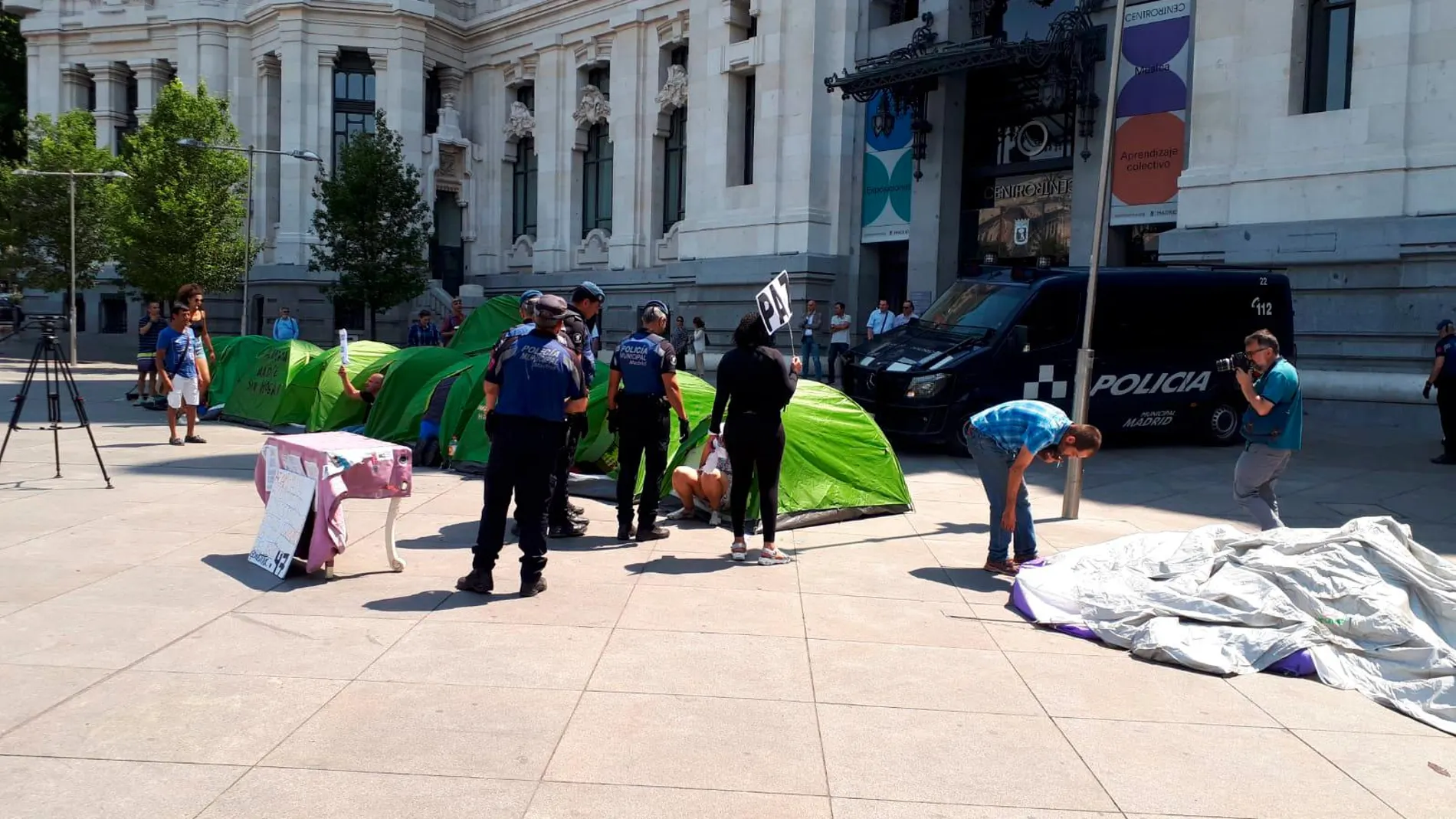 Un grupo de 12 personas sin techo se han trasladado con sus tiendas de campaña a la puerta del Ayuntamiento de Madrid