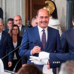 Nicola Zingaretti (C), líder del Partido Demócrata, atiende a los periodistas tras reunirse con el presidente Sergio Mattarella