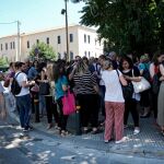 Los ciudadanos se han echado a la calle tras el terremoto. Imagen del centro de Atenas. EFE/EPA/SIMELA PANTZARTZI