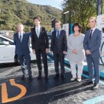 El consejero delegado de Repsol, Josu Jon Imaz (centro), durante la inaguración de la estación