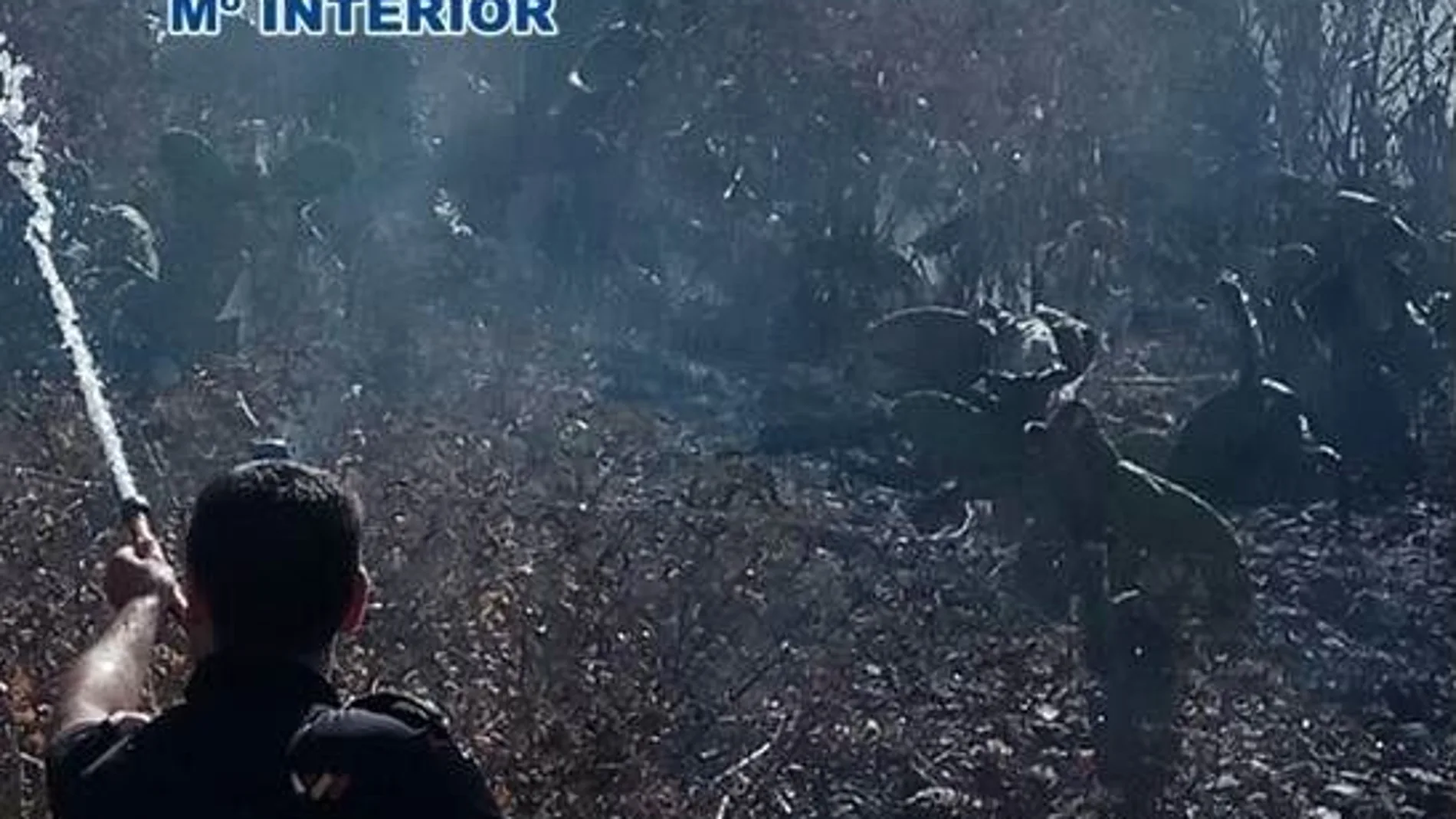 Tareas de extinción del incendio / Foto: Policía Nacional