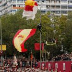 Un paracaidista que descendía con la bandera de España se ha quedado enganchado de una farola en el desfile del Día de la Fiesta Nacional/Foto: Jesús G. Feria