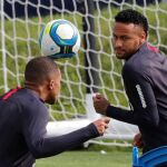 Neymar durante un entrenamiento con el PSG