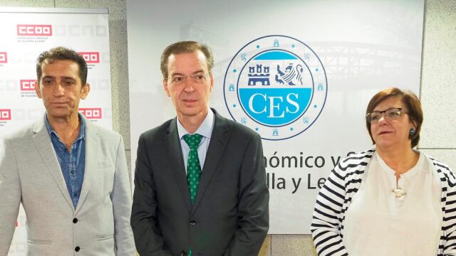 El consejero de Empleo e Industria, Germán Barrios, participa en la inauguración de la jornada «La digitalización en el Diálogo Social territorial» junto al secretario regional de CCOO Vicente Andrés, entre otros