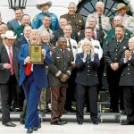 El presidente Donald Trump sostiene una placa honorífica entrega el jueve en la Casa Blanca por la Asociación de «sheriffs» de EE UU