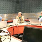Fernando Pérez, Juan Miguel Vega y Jesús Vigorra, durante la emisión este viernes del programa radiofónico / Foto: Cedida por RTVA