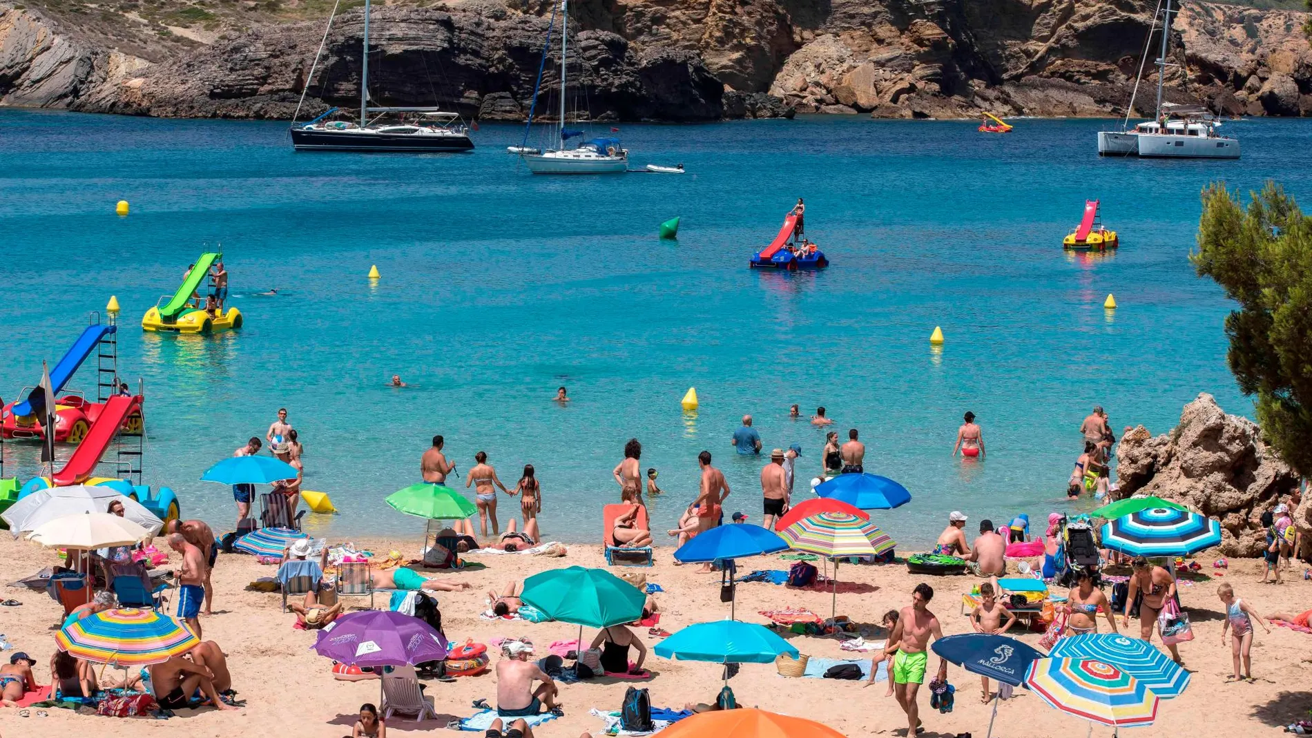 Veraneantes en una cala de Mallorca