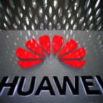 Logo de Huawei en al aeropuerto internacional de Shenzhen (China)
