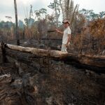 Un ganadero en un territorio de la selva en el estado de Rondonia, en Brasil/Efe