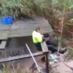 Momento de la crecida que sorprende a dos policías