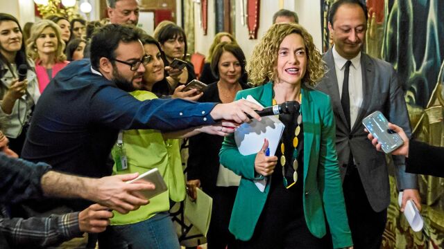 La presidenta del Congreso, Meritxel Batet, en el lugar donde la delegación iraní tenía previsto realizar el saludo. Foto: Alberto R. Roldán