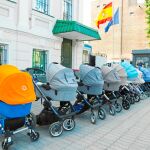 Algunas familias que han contratado estos servicios denuncian fraude y protestan cada viernes en la embajada española de Kiev