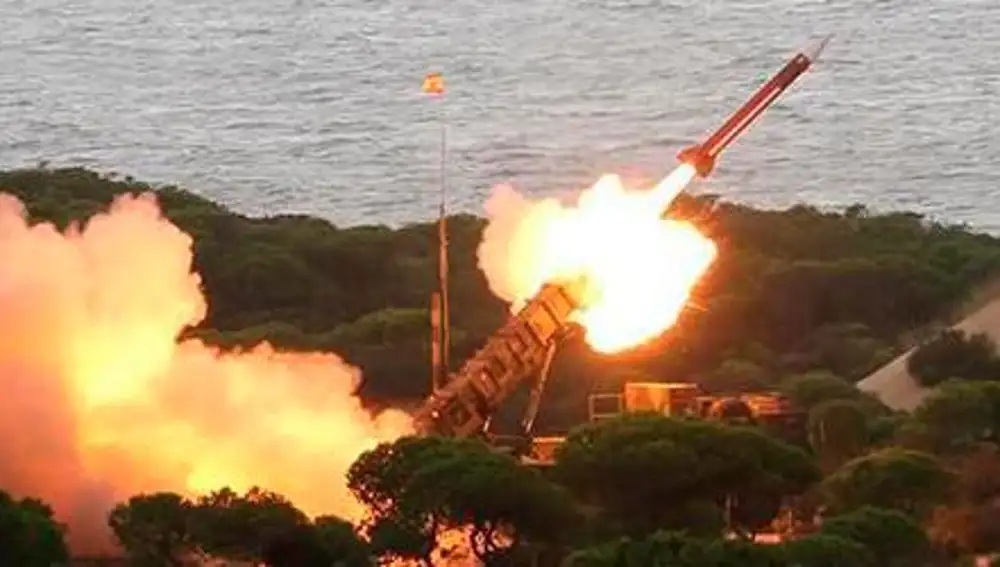 Una batería de misiles Patriot española hace un disparo de prueba.