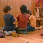 La asociación ha realizado el estudio espiando a los niños en sus horas de patio