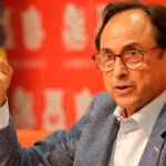 El conseller de Hacienda, Vicent Soler, ayer en su comparecencia ante los periodistas para anunciar recortes en el gasto de 439 millones de euros a la vez que su dimisión como diputado socialista