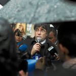 Puigdemont, en la imagen ayer en Bruselas, cree que se le relaciona con los CDR en prisión «para poder marcar la casilla de terrorismo en una tercera euroorden» / Ap