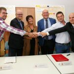 Jesús Julio Carnero, Mercedes Martín, Jorge Llorente, Alejandro Alonso y Alberto García suscriben los convenios de colaboración