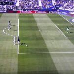 Imagen del momento en el que Siovas derriba a Roger y el árbitro señala penalti