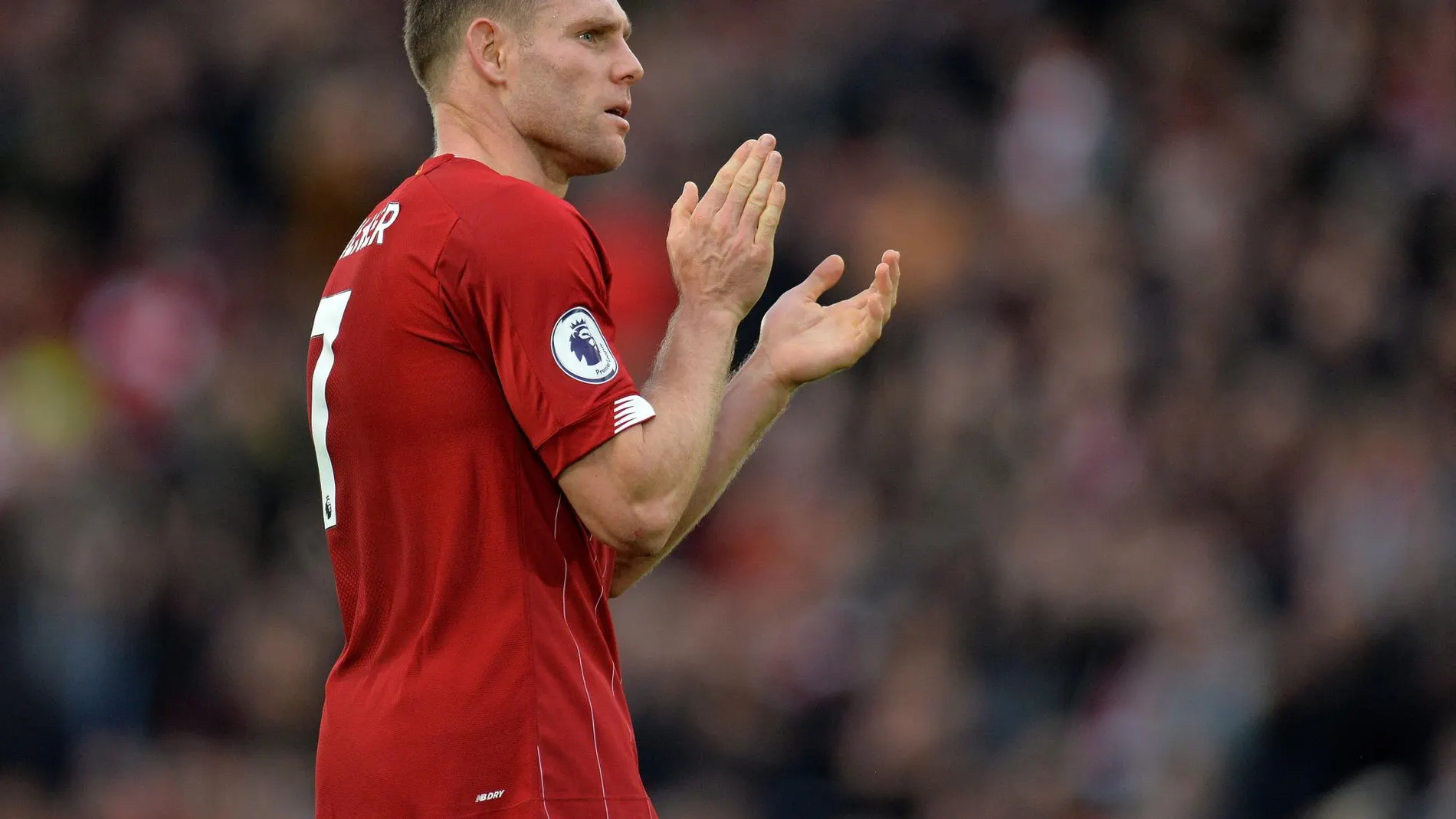 James Milner vistiendo los colores de su antiguo equipo, el Liverpool