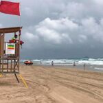 Bandera roja en una playa de la costa murciana