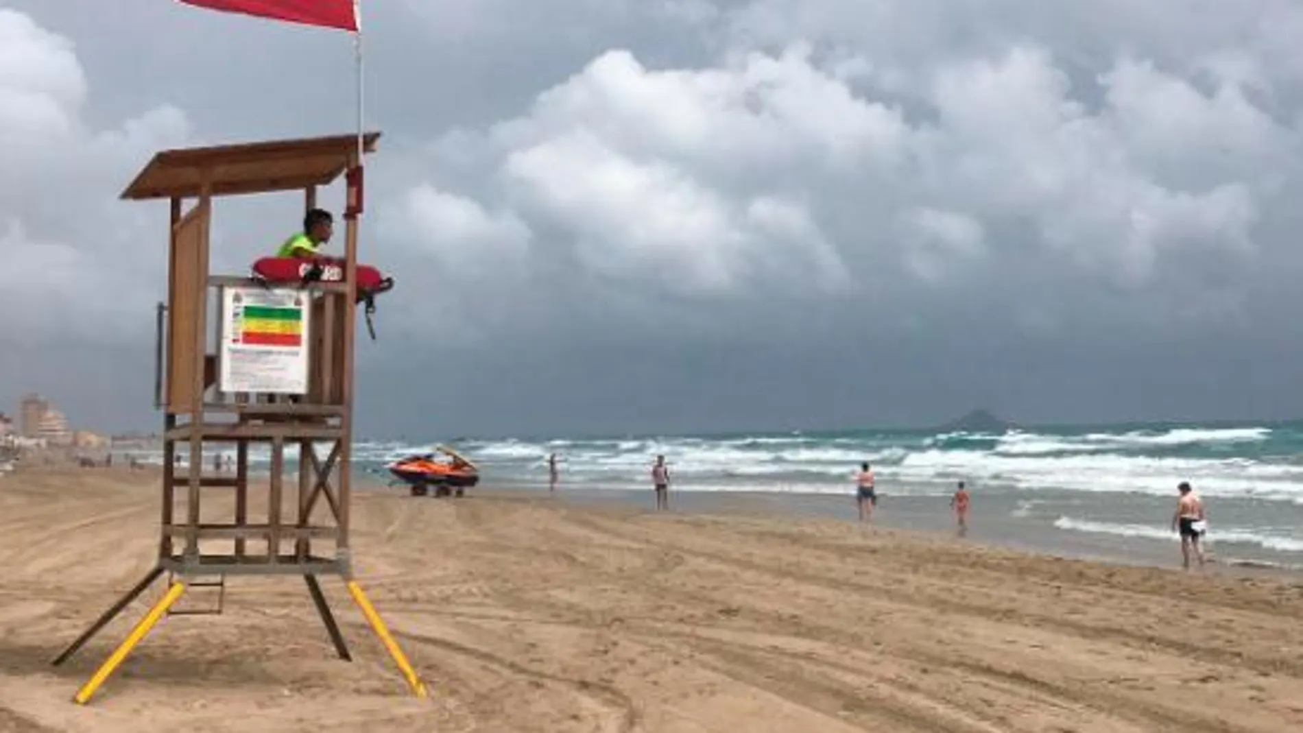 Bandera roja en una playa de la costa murciana