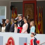 Imagen del los Reyes en el desfile con Pedro Sánchez en segunda línea