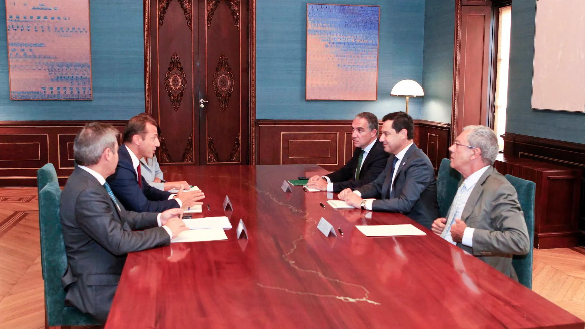 Juanma Moreno; el CEO de Airbus, Guillaume Faury, el presidente de Airbus España, Alberto Gutiérrez Moreno, y los consejeros Bendodo y Velasco, entre otros / Foto: Manuel Olmedo