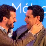 Pablo Casado junto al presidente de la Junta de Andalucía, Juanma Moreno, hoy en Alhaurín el Grande (Málaga). EFE/Daniel Pérez