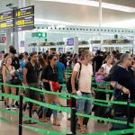 Pasajeros en tránsito hoy, en el aeropuerto de El Prat