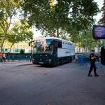 El autobús de la Guardia Civil en el que fuero trasladados el pasado día 26 los siete miembros de los Comités de Defensa de la República (CDR) / Efe