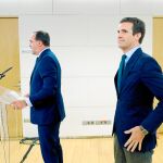 Casado, ayer, en el Congreso con Esparza, que volvió a ofrecer su abstención a cambio de Navarra / Efe