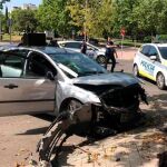 Estado en el que quedó el coche a la fuga tras chocar contra un árbol