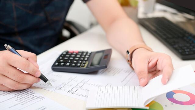 Cáculos de los gastos bancarios / Dreamstime