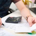 Cáculos de los gastos bancarios / Dreamstime