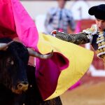 Pablo Aguado, esta tarde, durante un lance con el capote