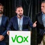 El presidente de Vox Santiago Abascal (c) acompañado por el secretario general Javier Ortega Smith (d) y el responsable del comité negociador Iván Espinosa de los Monteros (i), durante l una rueda de prensa