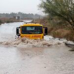 Una grúa pasa por la rambla de la Cañada Morcillo, en el polígono industrial de La Estrella en Molina de Segura. EFE/Marcial Guillén