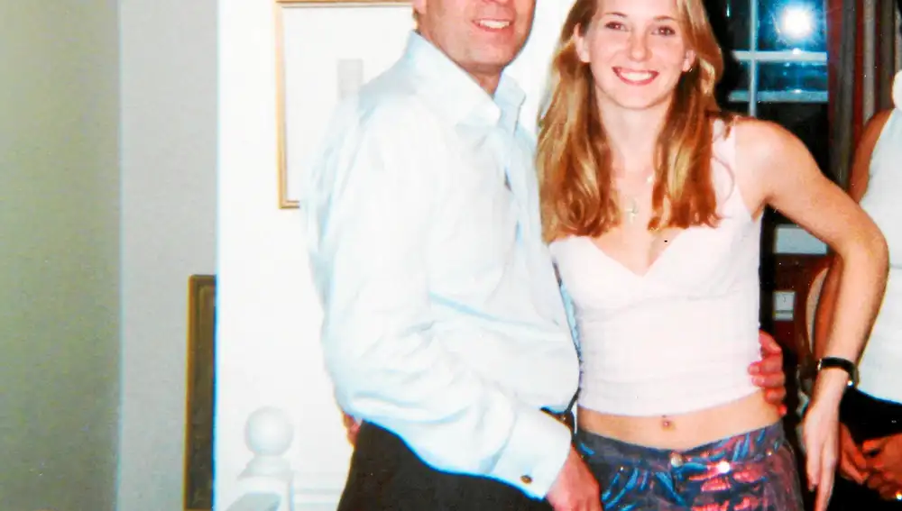 El príncipe Andrés y Virginia Roberts en el apartamento de ella en Londres