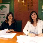 Ana Cabrera, responsable de Solidaridad Social y Educación de la Fundación Unicaja, y Rocío García, directora de RGD Factoría de Proyectos ratificando el convenio por la solidaridad. Foto: La Razón