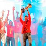 Rudy Fernández sostiene el trofeo que acredita a la selección española de baloncesto campeona del Mundial de baloncesto / Efe