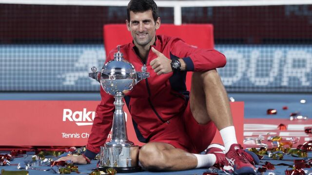 Djokovic, con el trofeo de campeón en Tokio