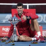 Djokovic, con el trofeo de campeón en Tokio