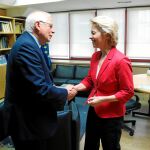 La futura presidenta de la Comisión Europea, Ursula von der Leyen, saluda a su posible vicepresidente, el ministro de Exteriores en funciones, Josep Borrell, ayer en Madrid
