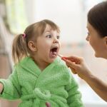 Una madre lava los dientes a su hija