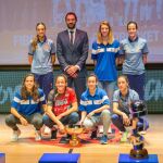 Jorge Garbajosa, presidente de la FEB, junto a las campeonas de Europa que juegan en España