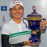 Atthaya Thitikul, posando con el trofeo