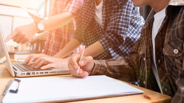 Los sindicatos denuncian que estarían cubriendo plazas de personal laboral, e incluso trabajando fines de semana y festivos Los sindicatos denuncian que estarían cubriendo plazas de personal laboral, e incluso trabajando fines de semana y festivos