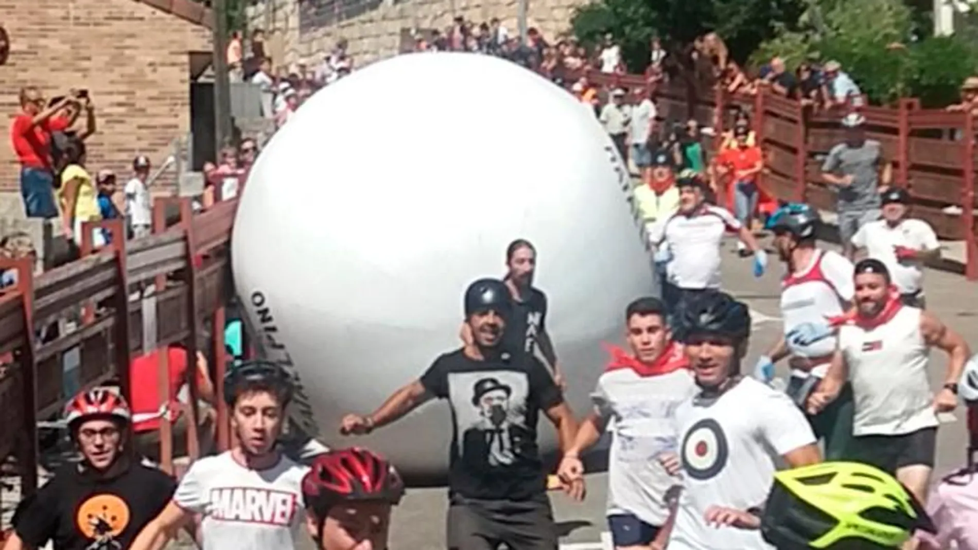 En torno a 150 personas corrieron esta mañana el boloencierro