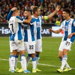 Los jugadores del Espanyol celebran el gol de Wu Lei