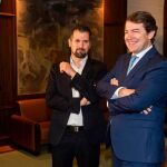Fernández Mañueco y Tudanca posan para los fotógrafos durante su última reunión